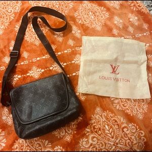 Trendy Crossbody with dust bag.